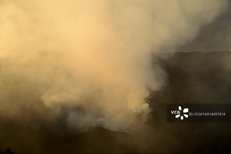意大利西西里岛斯特龙博利火山喷发的烟雾图片素材