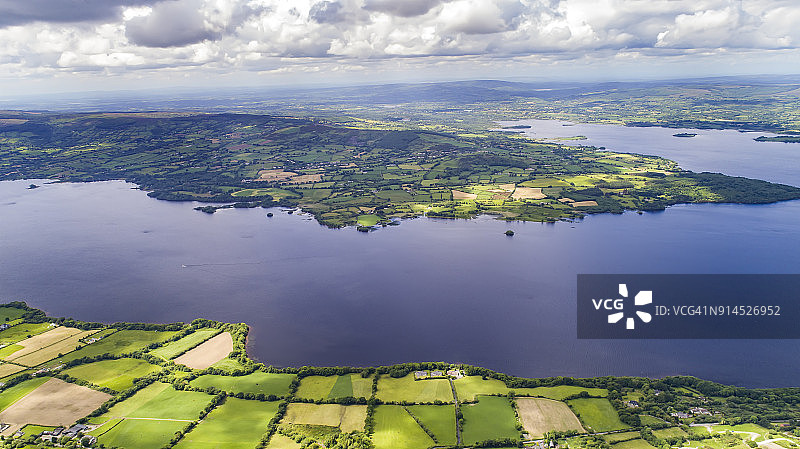 爱尔兰德格湖和群山原野上的夏日图片素材