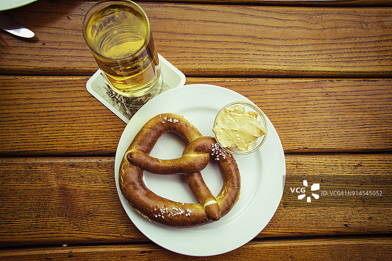 蝴蝶脆饼、传统奶酪和一杯啤酒——巴伐利亚，德国，欧洲图片素材