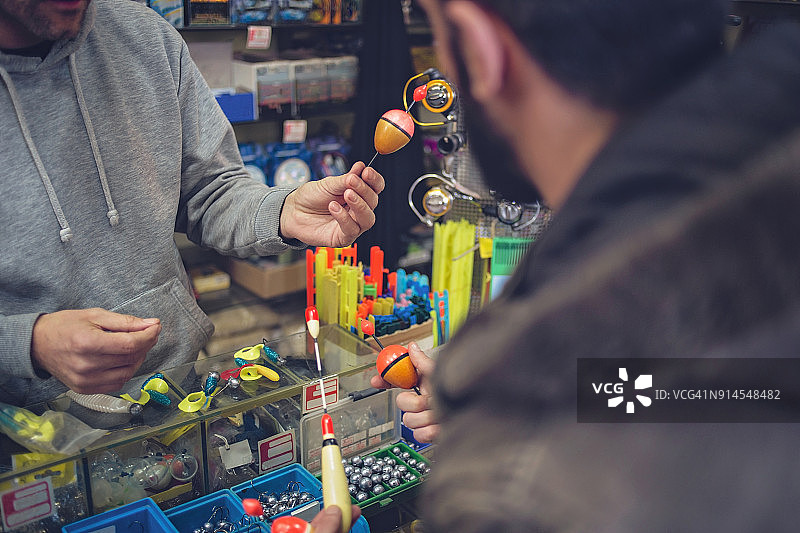 渔民在商店购买鱼饵图片素材