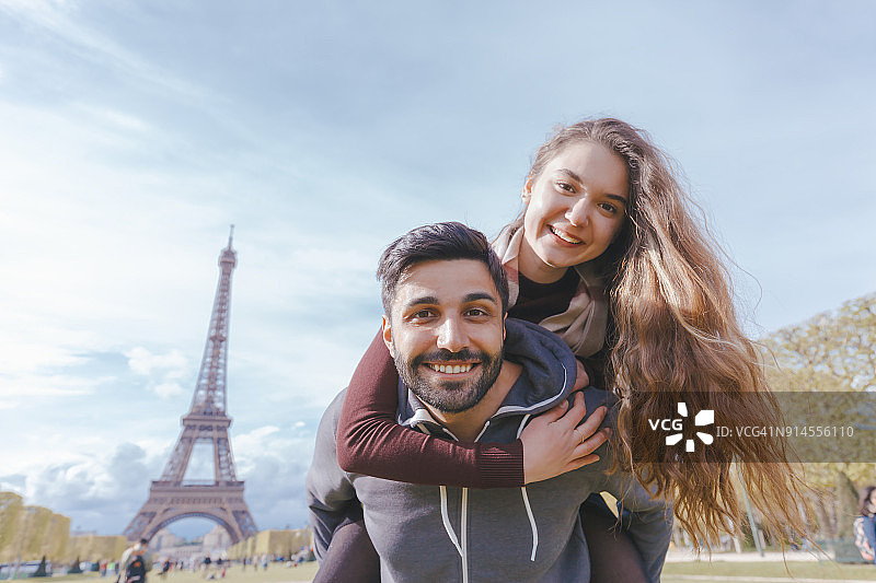 快乐的年轻夫妇在夏季享受巴黎图片素材