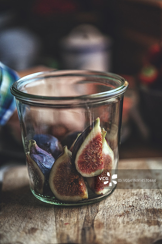用蜂蜜在罐子里保存无花果图片素材