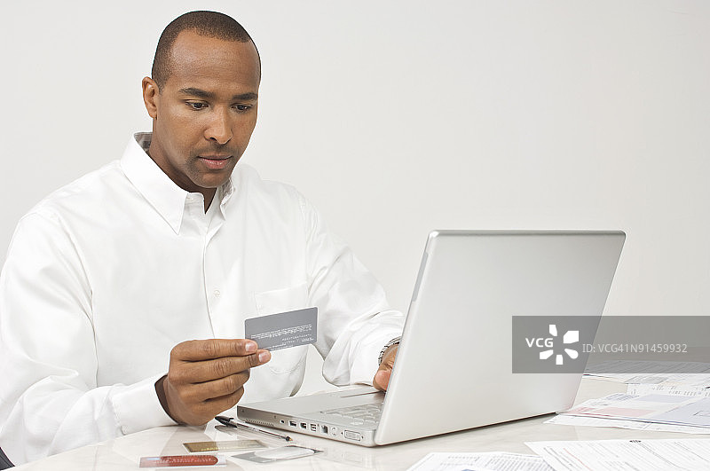 男人进行在线交易图片素材