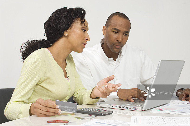 情侣规划财务图片素材