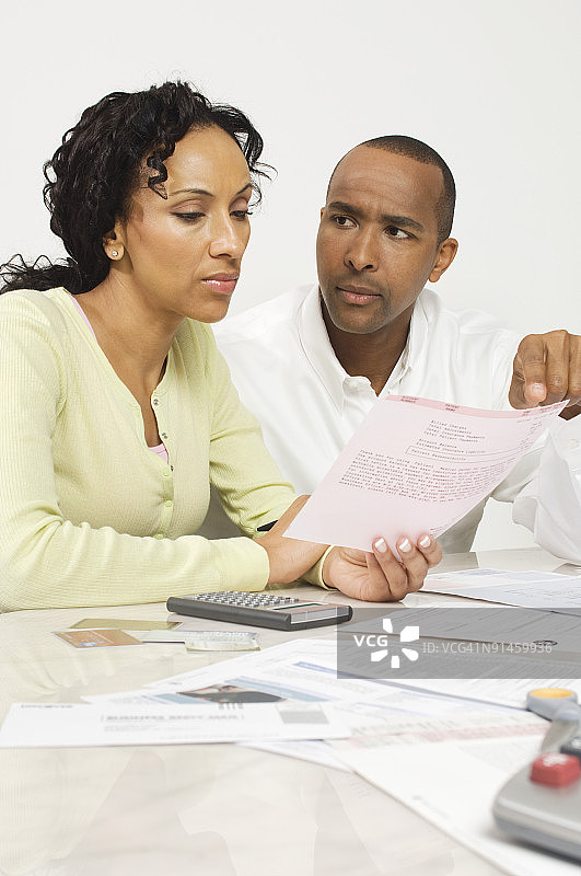 情侣讨论账单图片素材