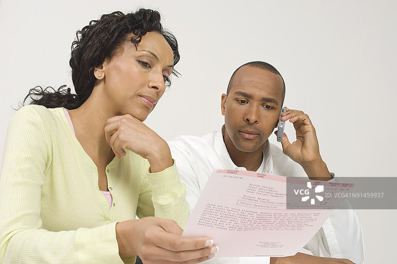 情侣处理账单图片素材