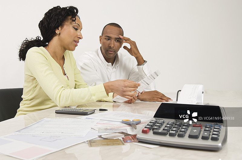 夫妇处理个人财务图片素材