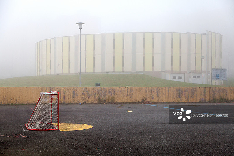 皮尔森郊区：雾中的游乐场图片素材