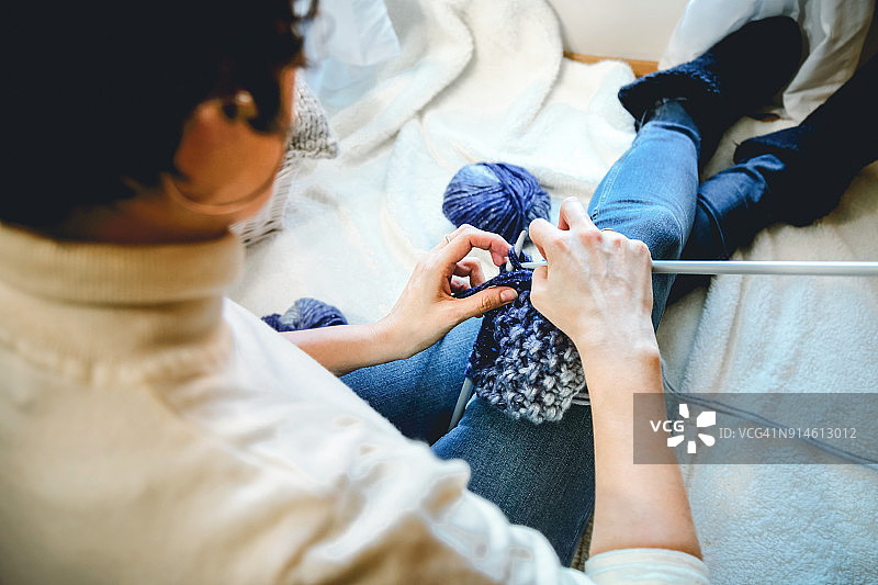 近距离观察女人的手编织图片素材