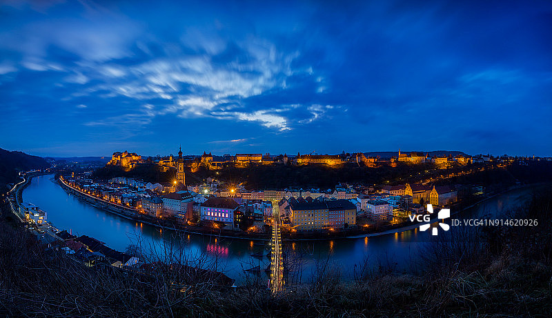 夜幕下的博格豪森图片素材