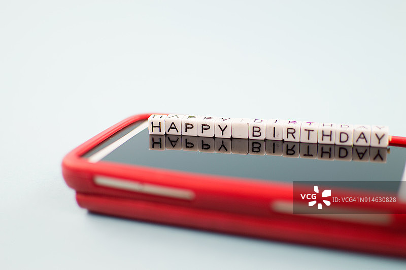 人们用手机祝贺生日图片素材