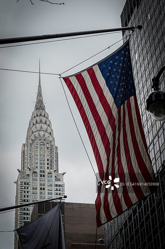 纽约市的克莱斯勒大厦和美国国旗图片素材