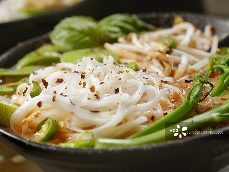 西兰花豆芽罗勒红咖喱面条汤图片素材