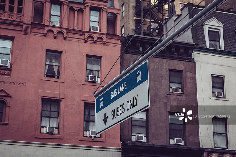 纽约曼哈顿城市街道公交车道图片素材