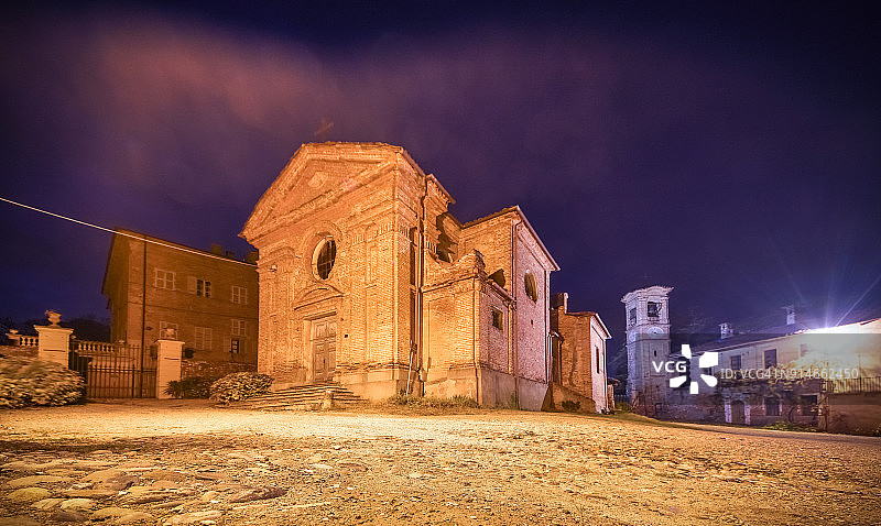 意大利皮埃蒙特蒙费拉托地区布鲁萨斯科的中世纪城镇夜景，冬季有雾图片素材