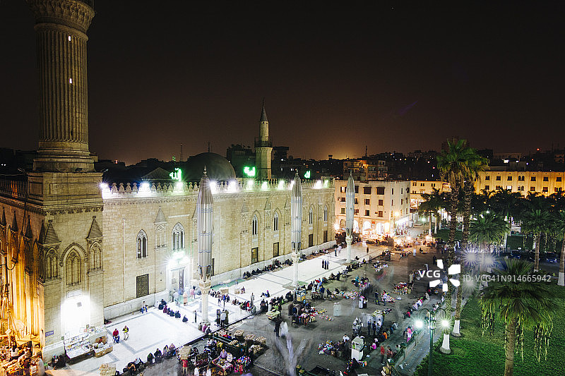 夜晚灯火通明的侯赛因伊玛目清真寺图片素材