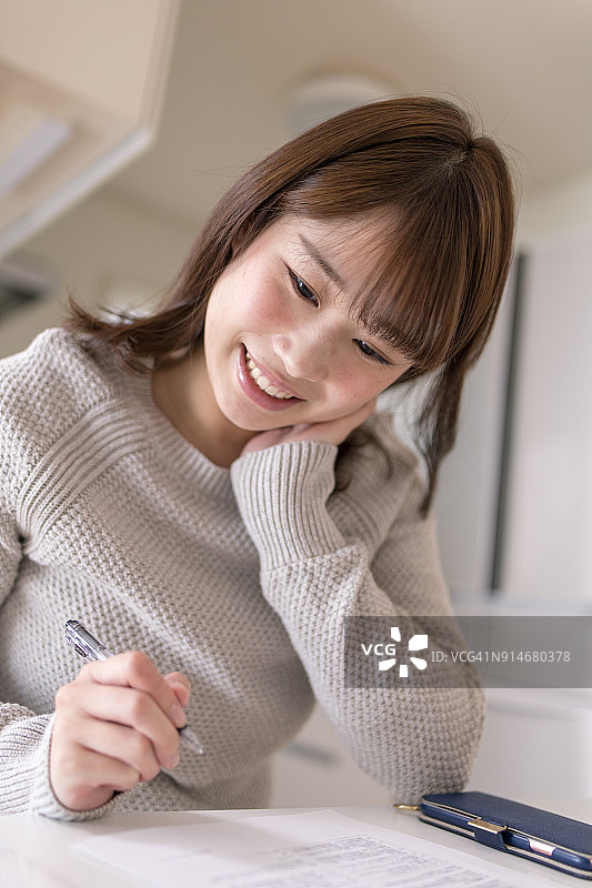 在餐厅工作的年轻妻子图片素材