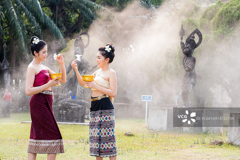 老挝传统节日泼水节上的美丽少女图片素材