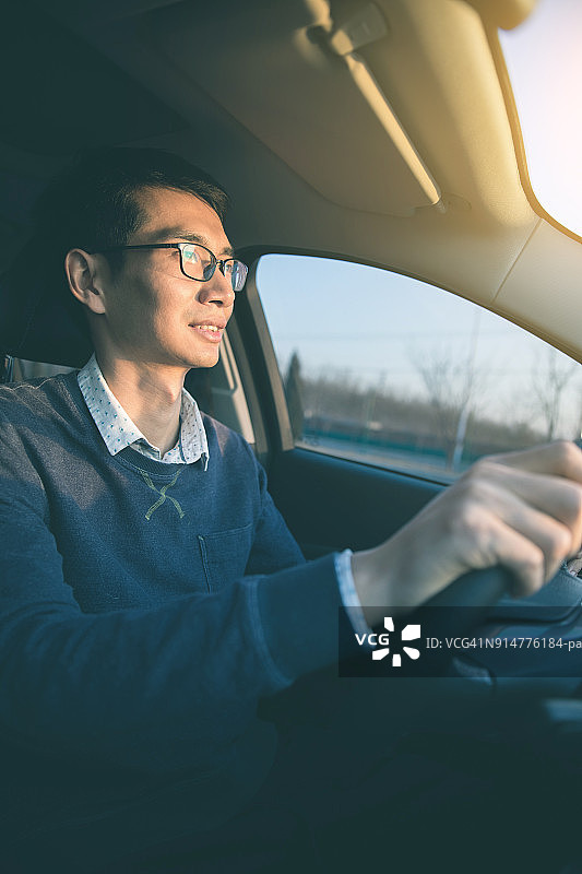 年轻的亚洲男人司机图片素材