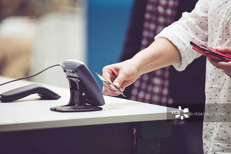 用信用卡进行非接触支付图片素材