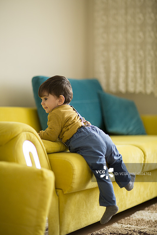 攀爬座位的婴儿图片素材