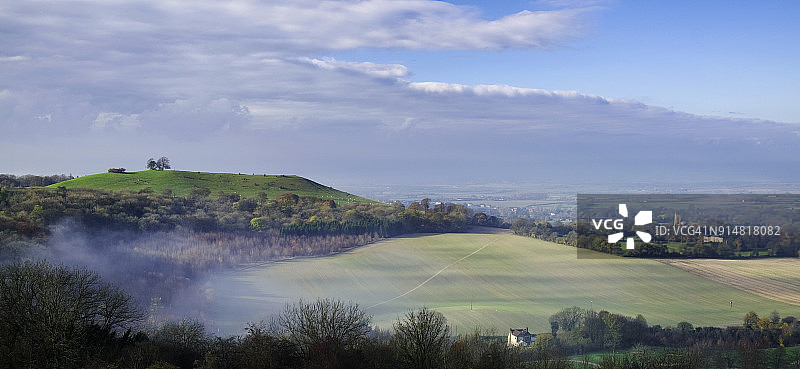 白金汉郡奇尔特恩斯库姆山的秋色图片素材