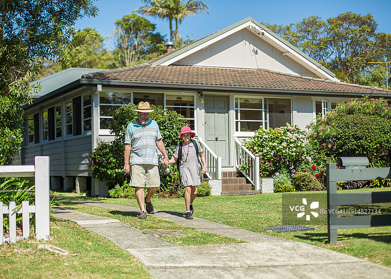 老年人送孙女上学图片素材