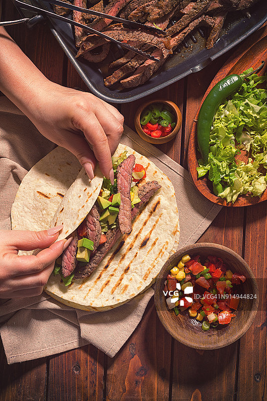 准备牛肉玉米卷图片素材