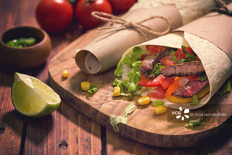 自制肉类蔬菜玉米饼卷图片素材