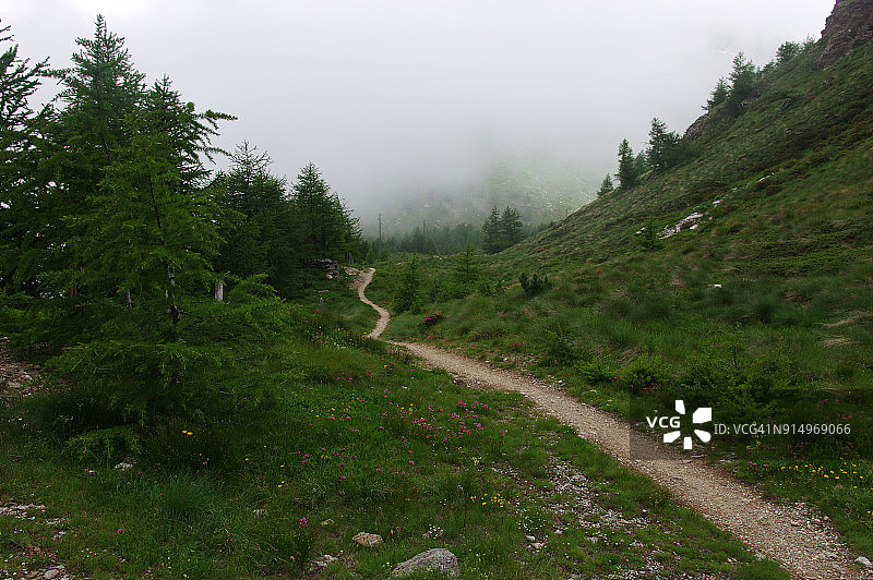 前往迪亚沃勒扎途中的高山风光图片素材
