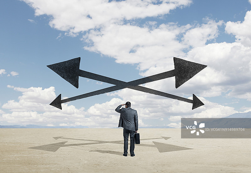 寻求指导的商人与指向各个方向的箭头图片素材