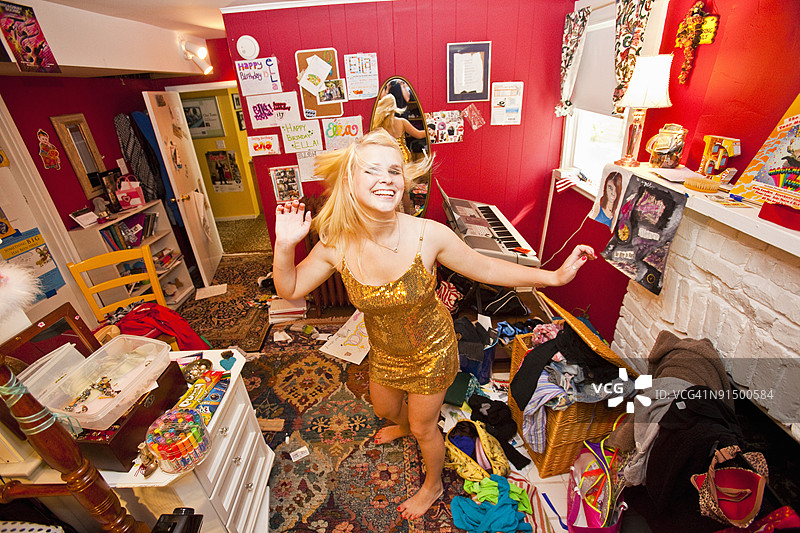 青少年女孩在凌乱的房间里打扮自己图片素材