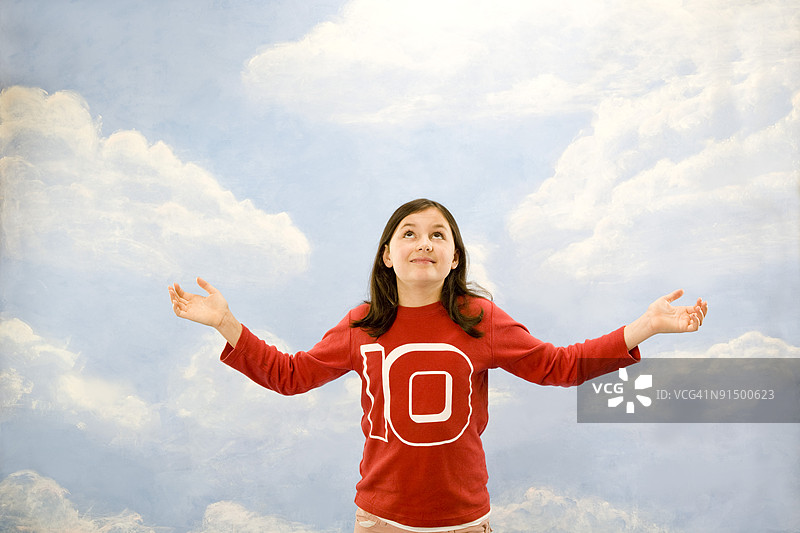 双手张开的女孩图片素材