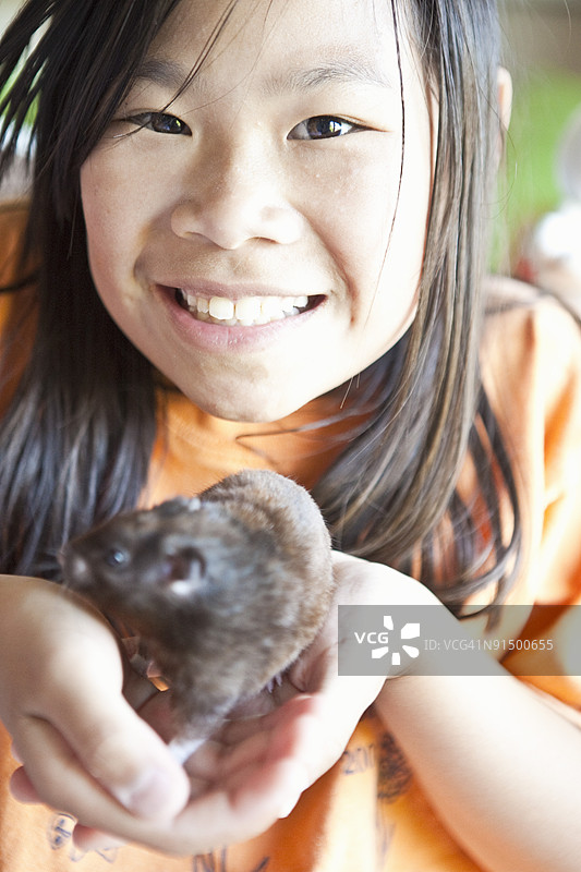 女孩抱着宠物鼠图片素材