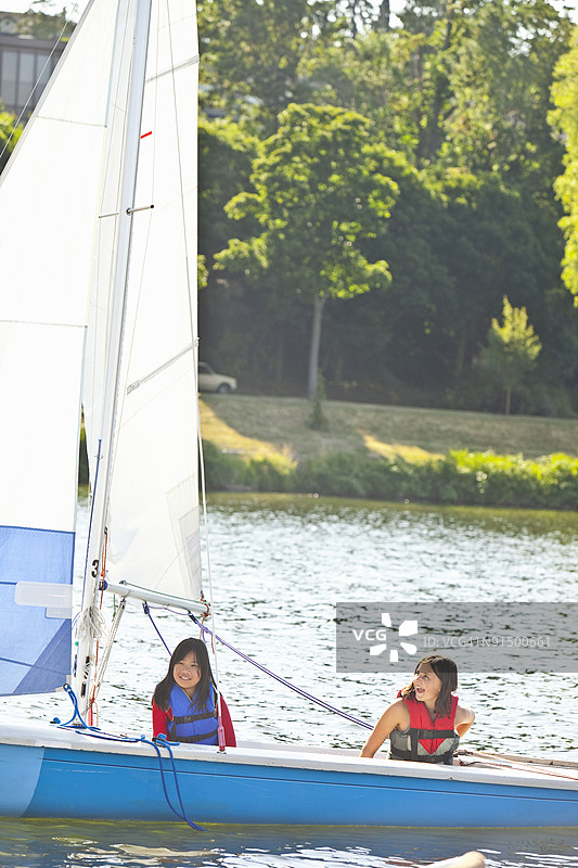 两个女孩在小船上航行图片素材