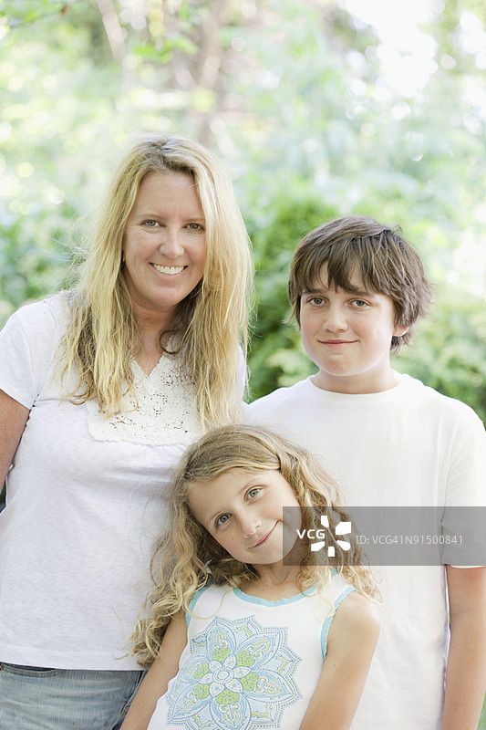 母亲与儿子和女儿图片素材