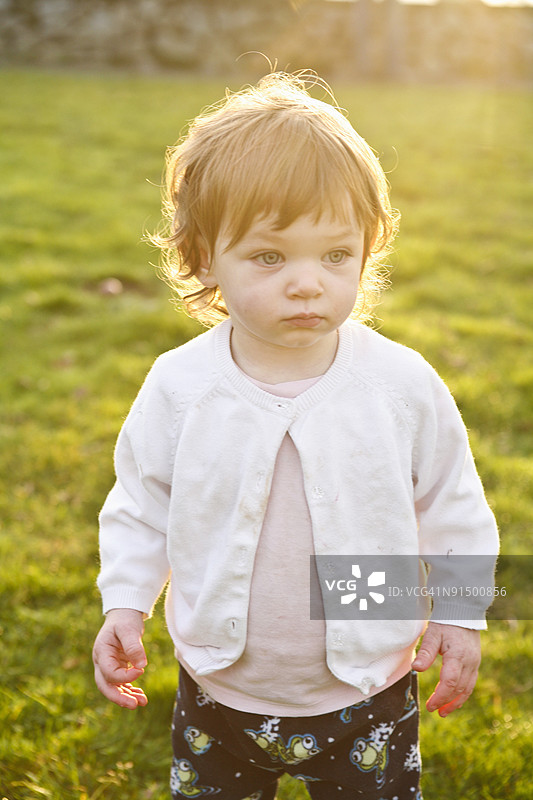 田野中的小女孩图片素材