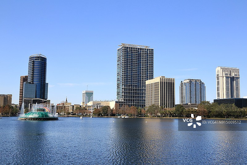 从伊奥拉湖看到的佛罗里达州奥兰多市天际线图片素材