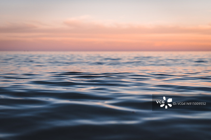 浪漫唯美的清晨海景特写图片素材