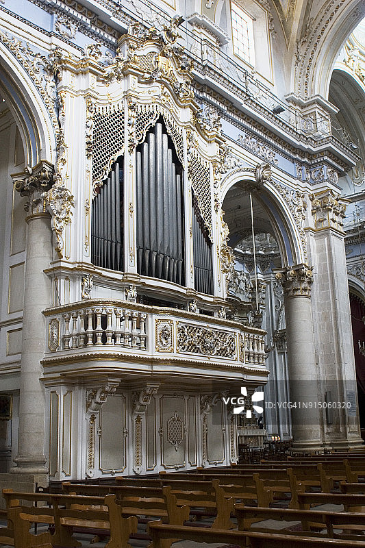 莫迪卡圣乔治教堂的管风琴图片素材
