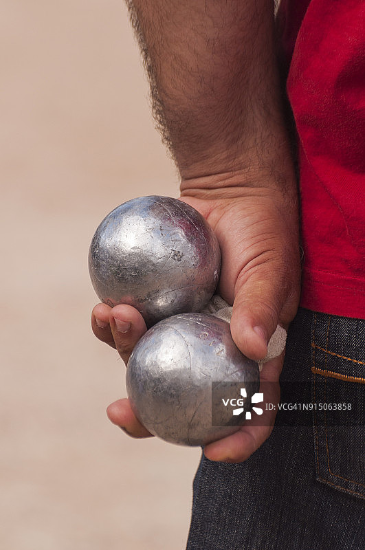 男人手持法式滚球图片素材