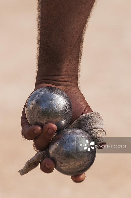 男人手持法式滚球图片素材
