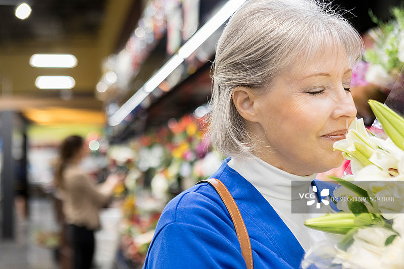 年长妇女购买鲜花图片素材