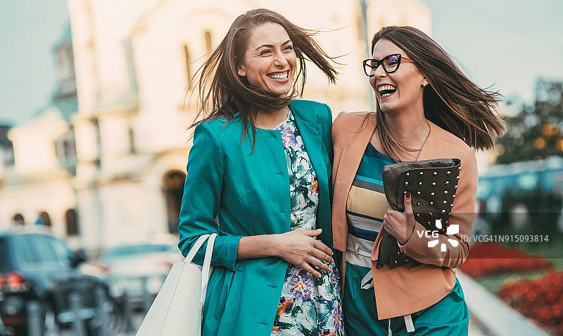 在城市里的朋友们图片素材