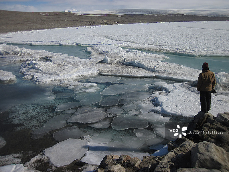 女人看着融化的海冰，靠近南极洲维多利亚地麦克默多干燥谷大理石角图片素材