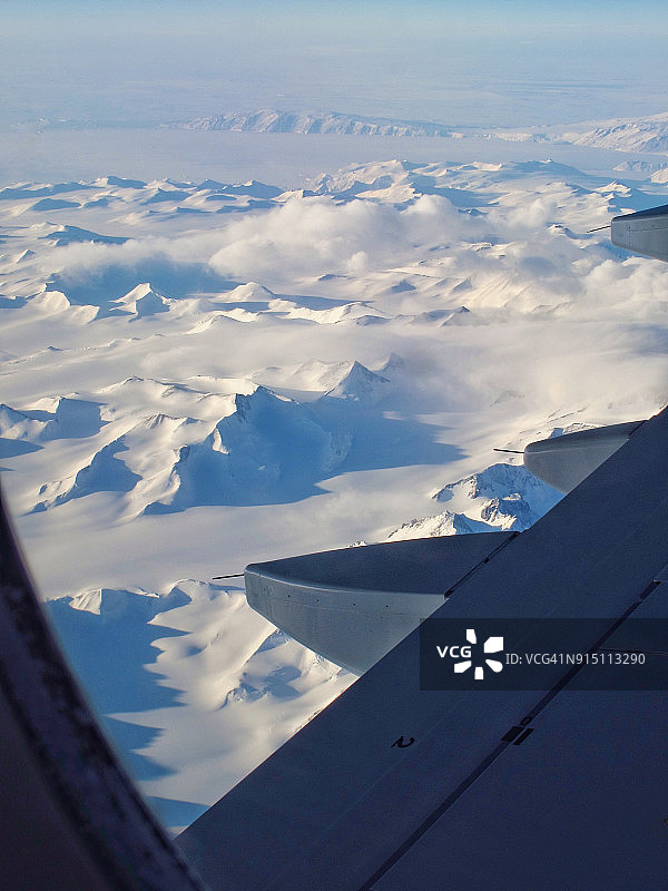 从飞机舷窗看到的南极洲维多利亚地山脉和冰川鸟瞰图图片素材