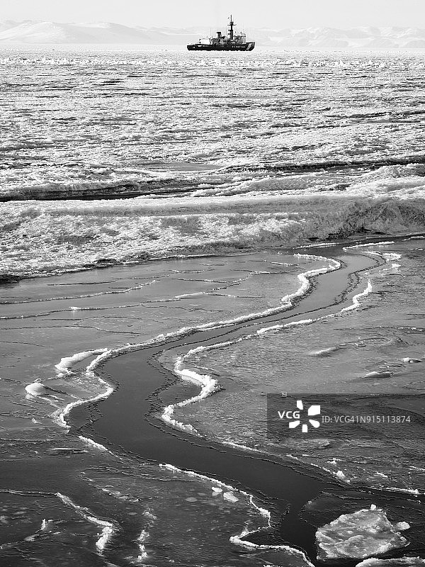 南极洲麦克默多站的美国海岸警卫队“极星”号破冰船图片素材