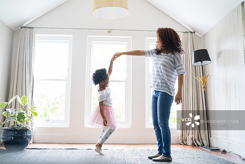 母女在家中跳芭蕾舞图片素材