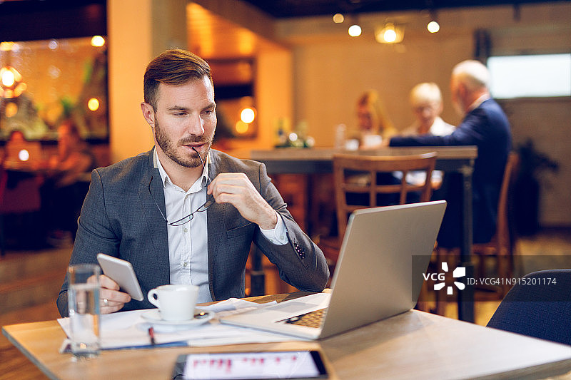 在网吧工作的年轻商人图片素材