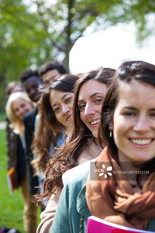 在巴黎参观的大学生们与老师和教授图片素材